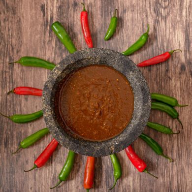 4 Recetas de salsas mexicanas hechas con molcajete de piedra volcánica