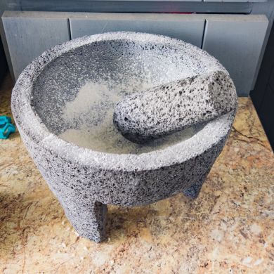 ¿Cómo curar un molcajete de piedra volcánica?