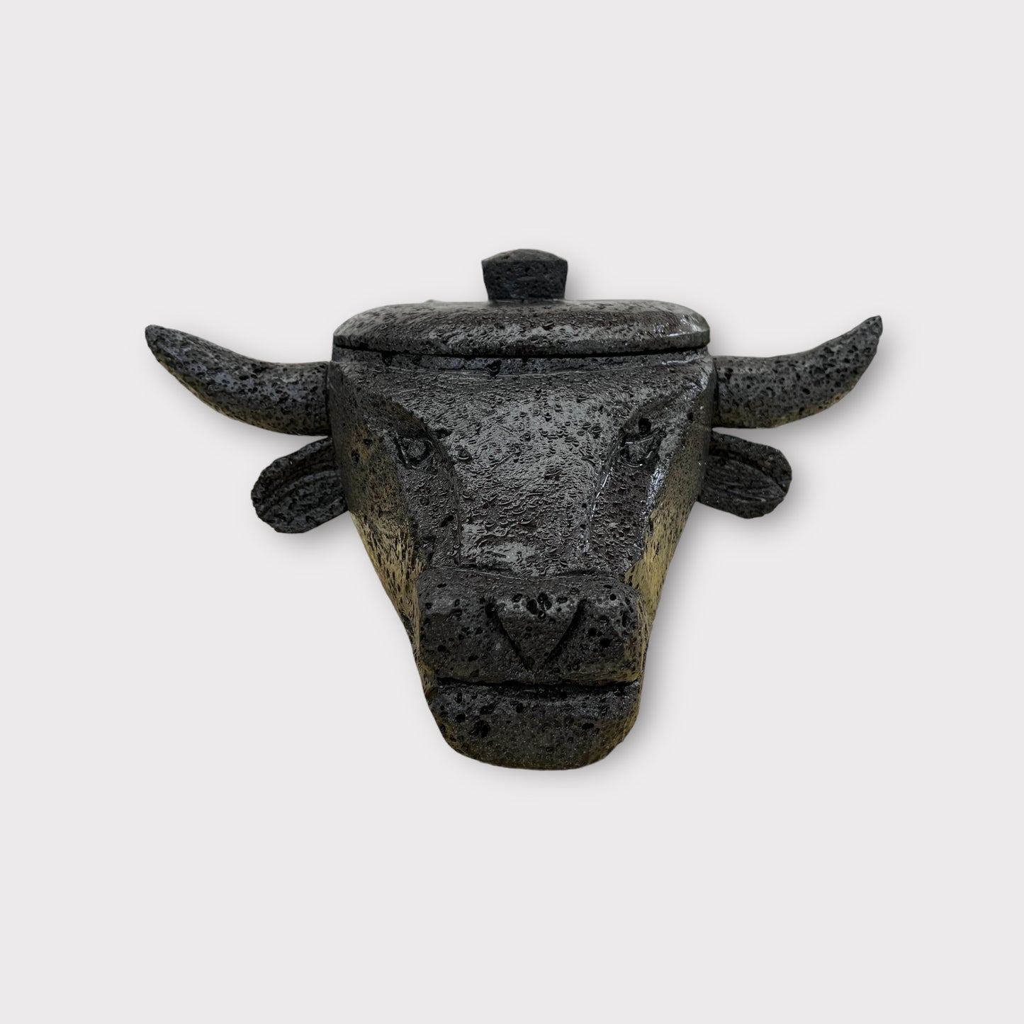 Molcajete con diseño de Cabeza de Toro