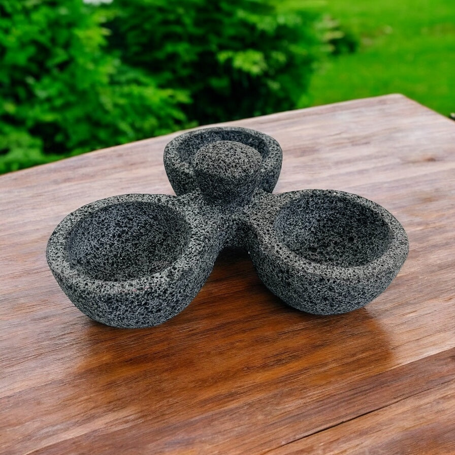 Salsera de piedra con 3 divisiones