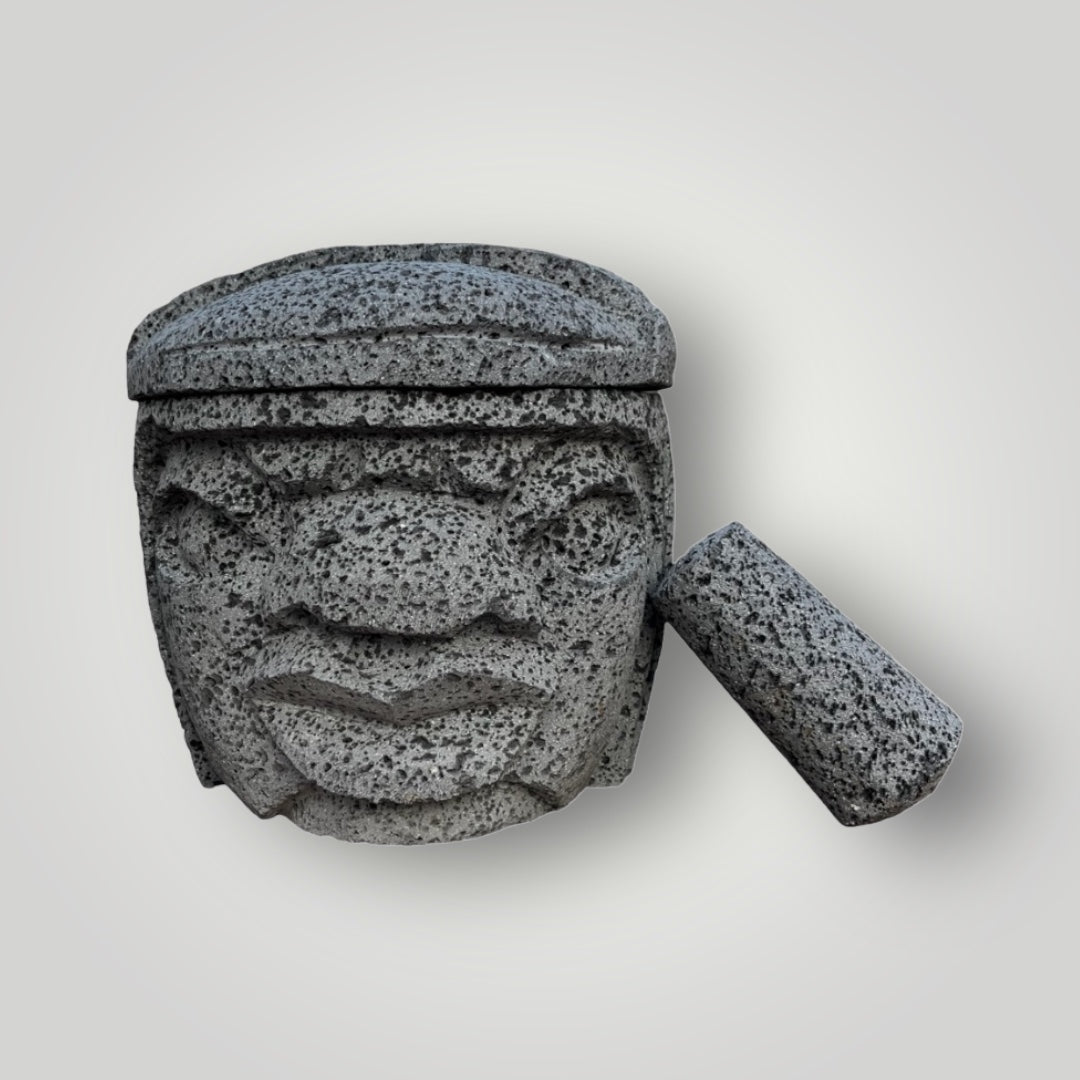 Molcajete con diseño de Cabeza Olmeca