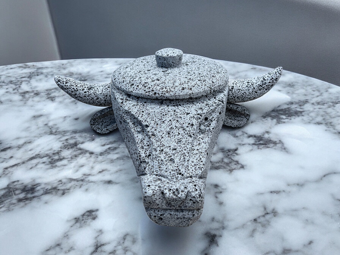 Molcajete con diseño de Cabeza de Toro