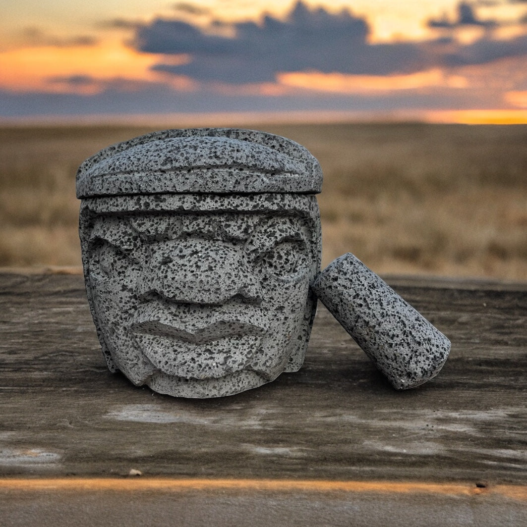 Molcajete con diseño de Cabeza Olmeca