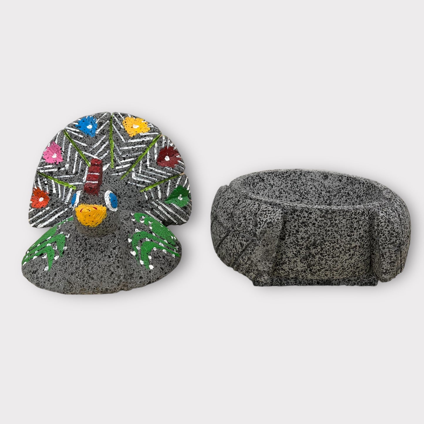 Molcajete con diseño de Pavo Real