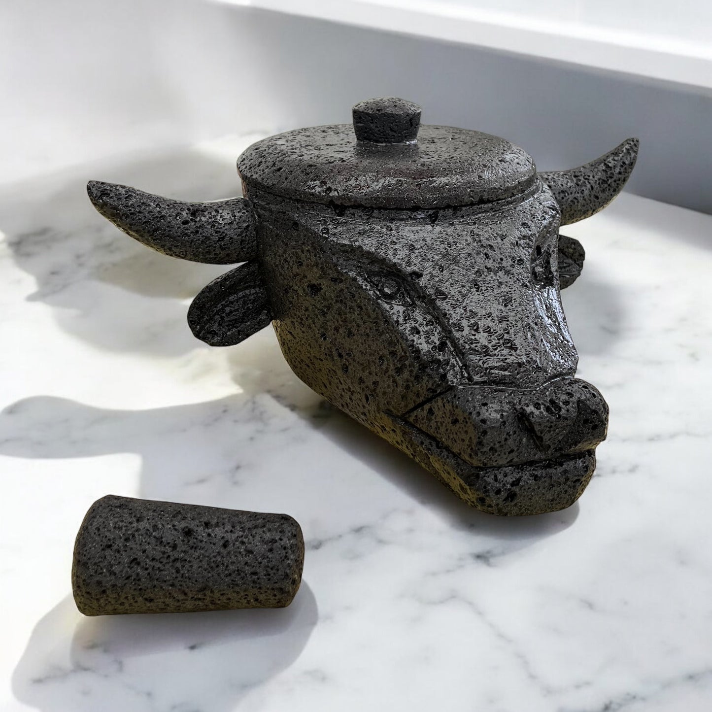 Molcajete con diseño de Cabeza de Toro