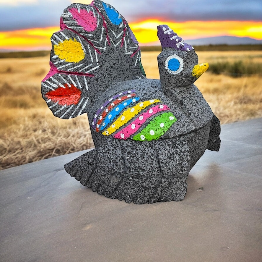 Molcajete con diseño de Pavo Real