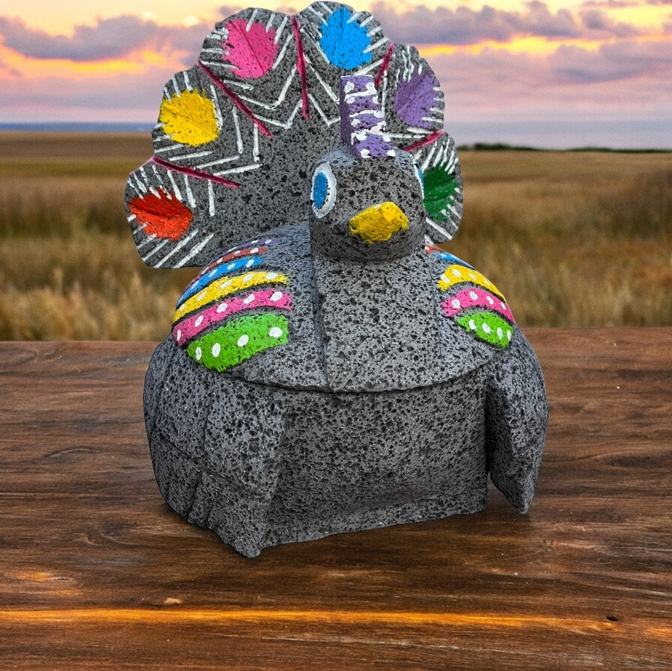 Molcajete con diseño de Pavo Real