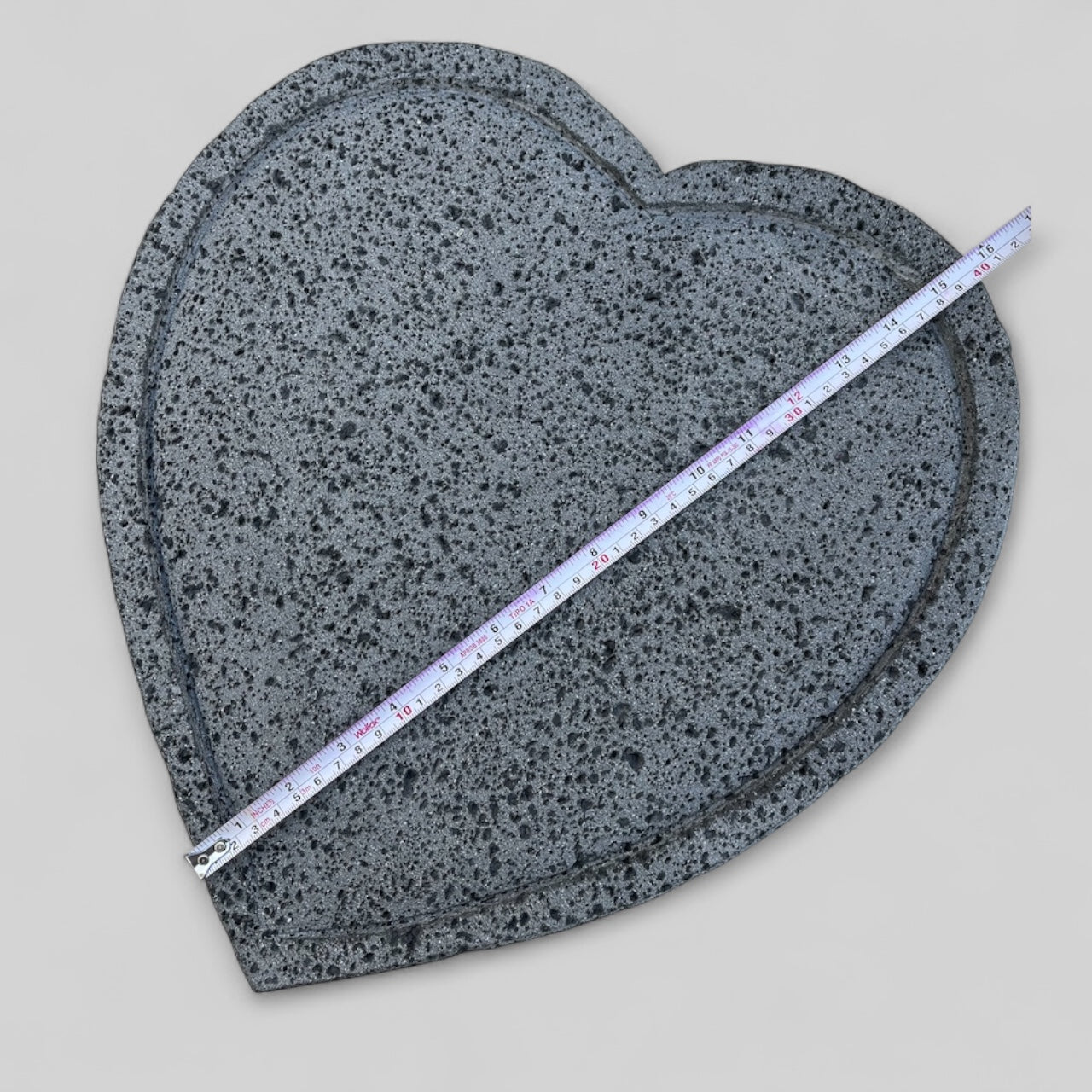 Comal de piedra volcánica con diseño de Corazón