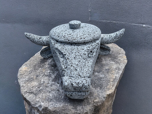 Molcajete con diseño de Cabeza de Toro